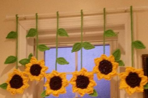 Sunflower valance Sunflower Curtains, Valance Patterns, Crochet Curtain Pattern, Confection Au Crochet, Crochet Curtains, Crochet Sunflower, Crochet Kitchen, Crochet Home Decor, Crochet Flower Tutorial