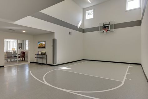 Backyard Court, Indoor Sports Court, Bachelor Pad Decor, Home Basketball Court, Golf Simulator Room, Football Rooms, Games Room Inspiration, Washington Houses, Dream Home Gym