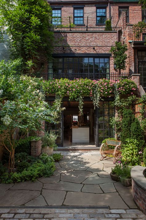 Manhattan Townhouse | Susan Wisniewski Landscape, LLC in collaboration with BWArchitects | Archinect Courtyard Architecture, Manhattan Townhouse, Architecture Courtyard, Townhouse Garden, House Patio, Townhouse Exterior, Lots Of Plants, Backyard House, Balcony Plants