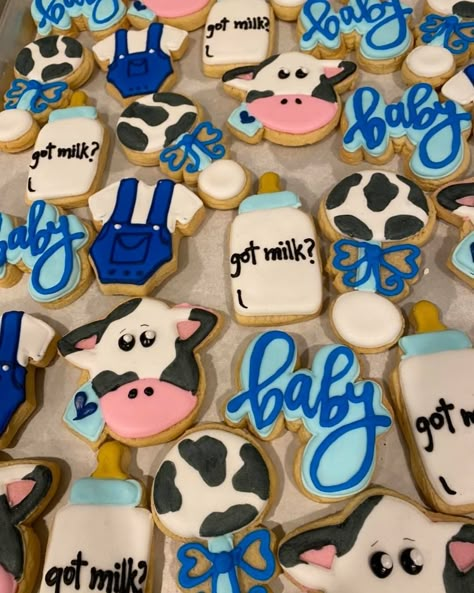 Cowprint Baby Shower Decorations, Farm Themed Baby Shower Ideas Boys, Cow Boy Baby Shower Ideas, Holy Cow Baby Shower Theme Boy, Farm Baby Shower Cookies, Farm Baby Shower Theme Boys, Farm Animal Baby Shower Cake, Baby Shower Ideas Cow Theme, Cow Baby Shower Theme Boys