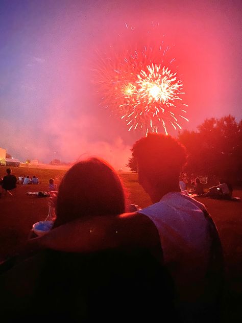 4th Of July Fake Snaps, Fireworks Date, July 4th Couple Pictures, 4th Of July Photo Ideas, 4th Of July Aesthetic Outfits, 4th Of July Couple, 4th Of July Picture Ideas, Fourth Of July Photos, 4th Of July Pictures With Boyfriend