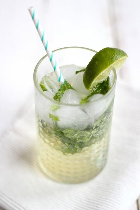 Alcoholvrije mojito ( filmpje) - Lekker en Simpel Mojito Recept, Virgin Mojito, Recipe Web, Cocktail Shots, Superfood Smoothie, Fruit Drinks, Smoothie Drinks, Gin And Tonic, Cocktail Drinks