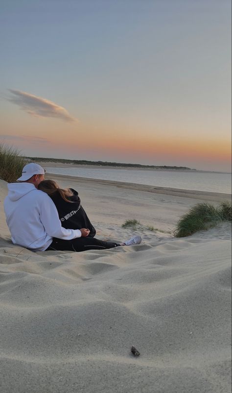 Couple Beach Cuddling, Couples Snuggle Aesthetic, Beach Cuddling, Beach Cuddles, Cuddle Aesthetic, Secret Couple, Bryce Harper, Lake Beach, Sunset Sea