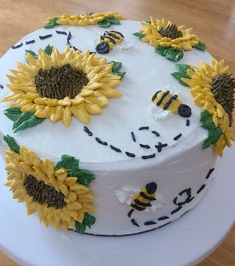 Bee Wedding Cake, Bee Baby Shower Cake, Sunflower Birthday Cakes, Elsa Birthday Cake, Round Birthday Cakes, Sunflower Cookies, Circle Cake, American Buttercream, Bee Cake