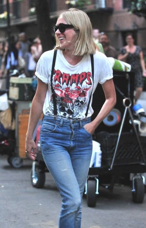 cute street fashion / Love this whole outfit! Love the black braces with the high waisted jeans, and I totes love that Cramps T-Shirt! Perfect Chloe Sevigny Style, Grunge Shirt, Chloe Sevigny, Diy Vetement, Looks Street Style, Formal Casual, Autumn Street Style, Rock Shirts, Celebrity Street Style