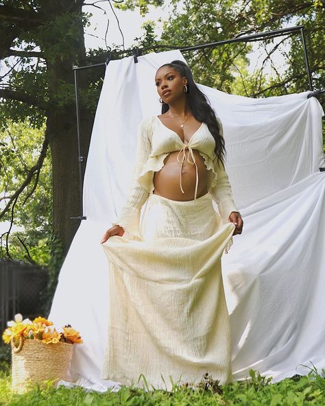 SHAEMARIE | Fashion Influencer on Instagram: “2020 hasn’t been THATTT bad! I’ve been blessed with a bundle of joy! Can’t believe that someone will call me mommy. ✨🤎…” Earthy Maternity Photos Black Women, Neutral Maternity Pictures, Black Women Maternity Shoot, Outdoor Maternity Shoot, Pregnancy Fits, Call Me Mommy, Maternity Shoot Outfit, Bohemian Maternity, Maternity Photography Poses Outdoors