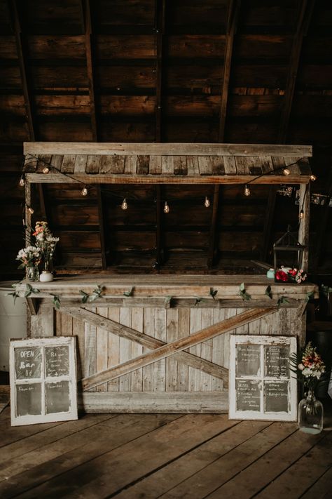 Cowboy Wedding Reception, Pole Barn Wedding Reception, Pole Barn Wedding, Barn Bar Ideas, Western Barn Wedding, Cheap Country Wedding, Rustic Wedding Bar, Rustic Outdoor Bar, Shop Wedding Reception