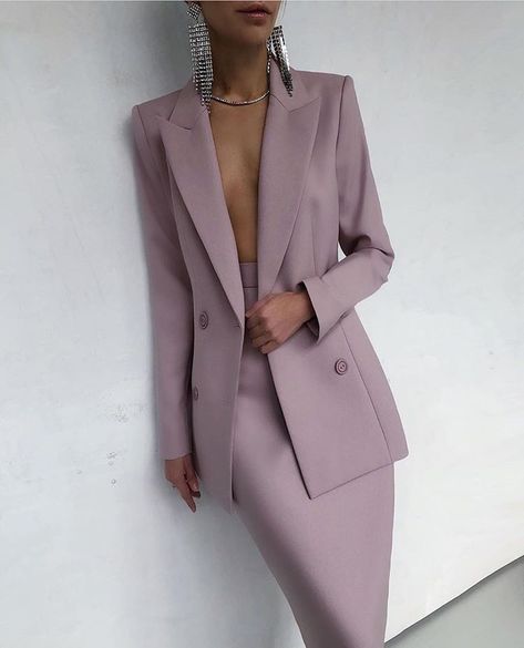 Mauve Suit, Soft Feminine Outfits, Formal Chic, Woman Suit Fashion, Suit Women, Minimal Outfit, Feminine Outfit, Professional Outfits, Suit Fashion