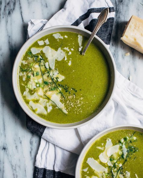 spring onion soup // brooklyn supper Green Onion Soup, Spring Onion Soup, Spring Soup, Sauteed Potatoes, Onion Soup Recipe, Onion Vegetable, Onion Soup Recipes, Soup And Stew, Green Onion