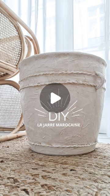 DIY cache pot en papier mâché.  Imitation jarre marocaine. Poterie. Paper Mache Diy Projects, Diy Pot Plants, Pot Diy, Plant Pot Diy, Diy Pots, Jar Diy, 15 Diy, Instagram Diy, Cache Pot