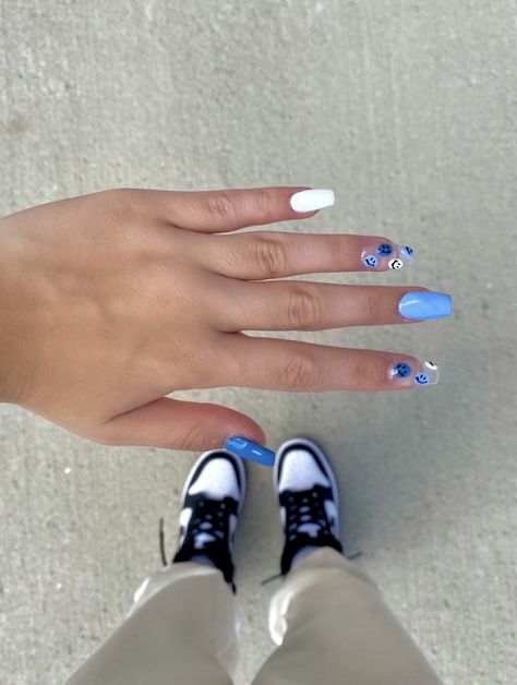 Smiley Nails, Country Acrylic Nails, Concert Nails, Spring Acrylic Nails, Diy Acrylic Nails, Subtle Nails, Blue Acrylic Nails, Happy Nails, Simple Acrylic Nails