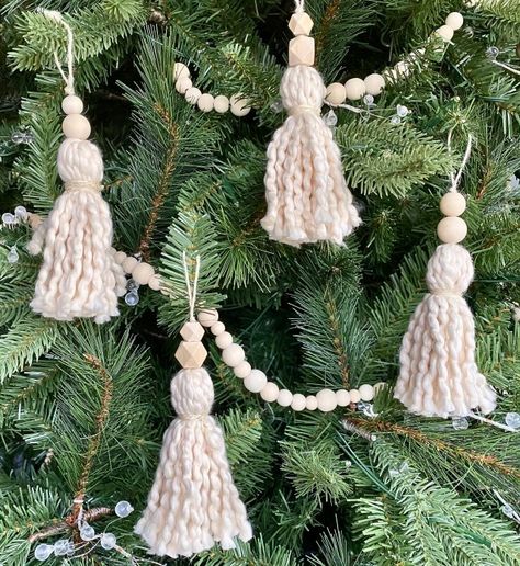 Boho Christmas Tree Ornaments Diy, Boho Christmas Ornaments Diy, Boho Tree Topper, Boho Xmas Tree, Boho Christmas Tree Topper, Christmas Boho Decor, Christmas Decor Ideas Boho, Diy Boho Christmas Decor, Natal Boho