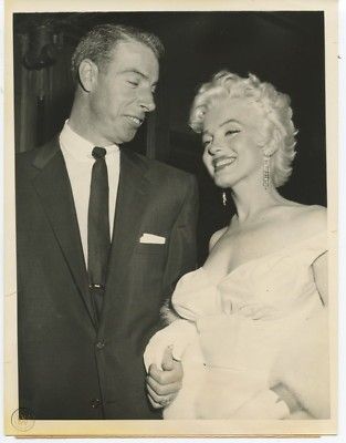 Marilyn Monroe Marriages, The Seven Year Itch, Seven Year Itch, Photo New York, Marilyn Monroe Art, Joe Dimaggio, Marilyn Monroe Photos, Famous Couples, Norma Jean