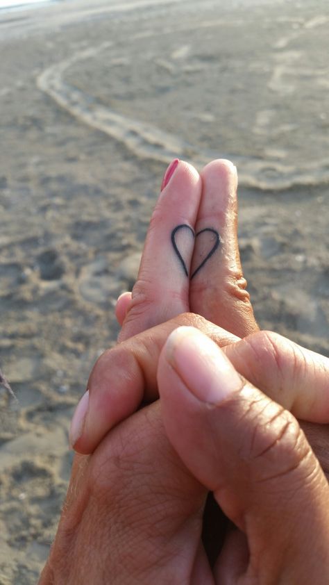 Half Heart Matching Tattoos, Couple Tattoo Finger, Couple Tattoo Heart, Hart Tattoo, Heart Tattoo On Finger, Finger Tattoos For Couples, Pair Tattoos, Partner Tattoos, Henne Tattoo