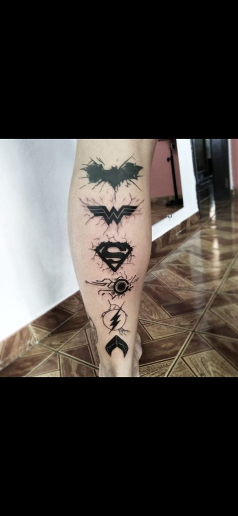 Liga da Justiça Dc Comics Tattoos Ideas, Superhero Tattoos For Men, Hero Tattoo Ideas, Justice League Tattoo, Dc Tattoo Ideas, Super Hero Tattoos, Superman Tattoo, Superman Tattoos, Tattoos Masculinas