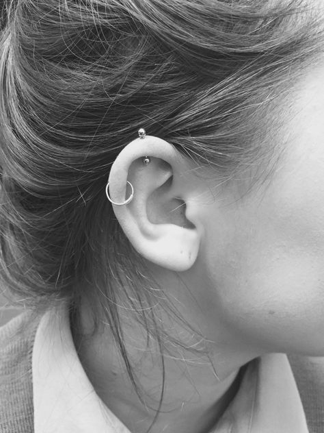 Helix On Both Ears, Vertical Cartilage Piercing, Cute Helix Piercing Ideas, Top Helix Piercing, Vertical Helix Piercing, Helix Piercing Ring, Double Helix Piercing, Constellation Piercings, Different Ear Piercings