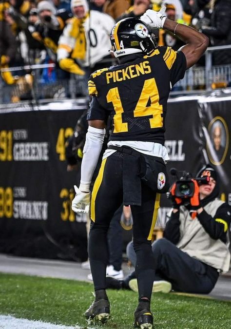 George Pickens Wallpaper, Cold Pics, American Football Cleats, George Pickens, Cool Football Pictures, Football Swag, Pittsburgh Steelers Wallpaper, Pittsburgh Steelers Players, Steelers Country