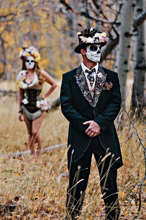 dia de los muertos costumes | guys dia de los muertos Home Made Costumes, Day Of Dead Costume, Catrina Costume, Sugar Skull Costume, Halloween Parejas, Monday Outfit, Sugar Skull Halloween, Maternity Photography Couples, Gothic Men