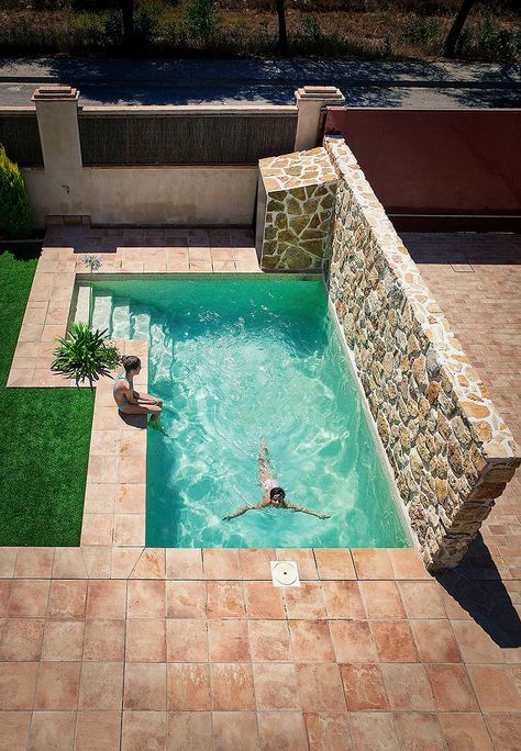 Cuatro casas en consolación jardines mediterráneos de idearte marta montoya mediterráneo | homify Small Inground Pool, Kleiner Pool Design, Small Swimming Pools, Diy Swimming Pool, Small Pool Design, Mini Pool, Backyard Pool Landscaping, Small Pools, Backyard Pool Designs