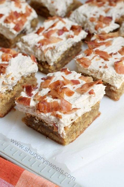 You're going to love these Maple Bacon Blondies! From the chewy blondie base, to the sweet maple frosting and salty bacon, these will be gone in no time! Boozy Brownies, Bacon Desserts, Salty Desserts, Heart Sweets, Maple Frosting, Shugary Sweets, Sugar Cookie Bars, Maple Bacon, Bar Cookies