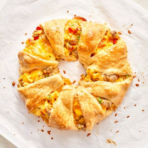 Croissant Breakfast Ring, Sausage Egg Cheese Croissant Casserole, Breakfast Croissant Ring, Croissant Ring Recipe, Egg Croissant Breakfast, Sausage Egg And Cheese Crescent Rolls, Sausage Egg Croissant, Sausage Croissant Rolls, Sausage Egg Cheese Croissant