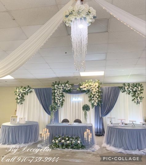 By Decoyelin/ Facebook Dusty Blue Decorations Wedding, Dusty Blue Wedding Backdrop Reception, Dusty Blue And Silver Wedding Table Settings, Dusty Blue Backdrop Wedding, Blue Wedding Set Up, Wedding Reception Dusty Blue, Blue Head Table Wedding, Dusty Blue Cake Table, Light Blue Wedding Backdrop