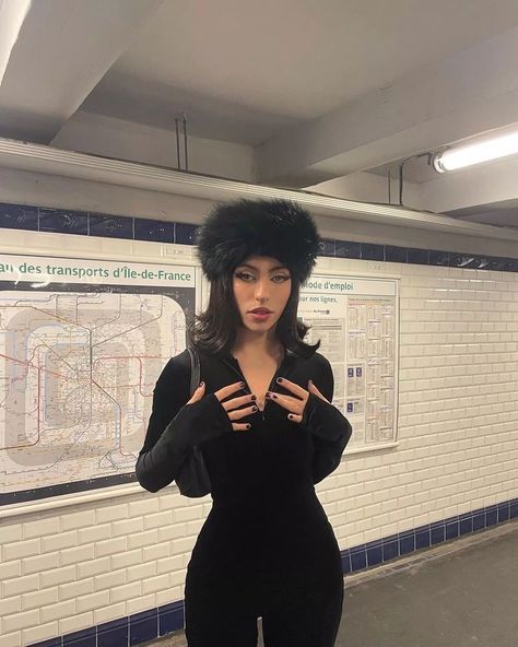 Black Ushanka Outfit, Long Sleeve Concert Outfit, Black Winter Fits, Winter Fits Y2k, Cold Girl Outfit, Black Y2k Outfits, Aliexpress Outfits, Winter Baddie, Winter Fit