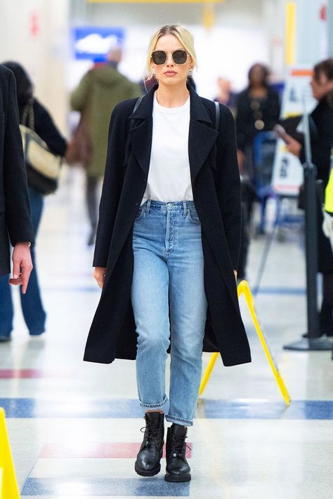 Margot Robbie Outfit, Mantel Styling, Mantel Outfit, Straight Leg Jeans Outfits, Outfit Elegantes, Looks Jeans, Look Jean, Jeans Outfit Summer, Jeans Outfit Casual