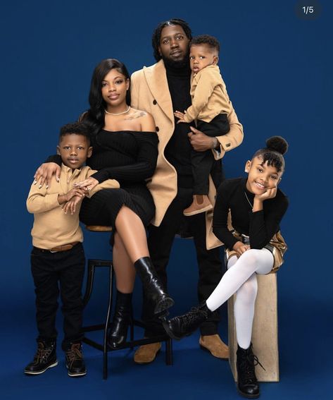 Clothing Ideas For Fall Family Pictures, Luxury Black Family Photoshoot, Black Family Pictures Outfits, Family Thanksgiving Pictures Photo Ideas, Family Pictures Black People, Family Christmas Pictures Black People, Family Photoshoot Black People, Thanksgiving Matching Outfits, All Black Family Photoshoot Outfits