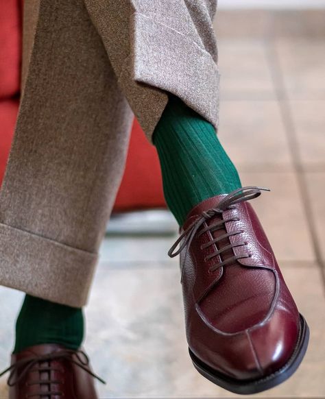 Oxford Shoes Outfit Men, Shoes Men Outfit, Burgundy Shoes Men, Burgundy Oxford Shoes, Men Suit Shoes, Formal Attire For Men, Brown Shoes Men, Oxford Shoes Outfit, Green Socks