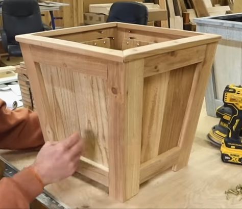 Planter Box From Fence Pickets, Fence Picket Planter Boxes, Cedar Fence Picket Projects, Fence Picket Projects, Planter Boxes Diy, Picket Projects, Diy Wood Planters, Woodworking Items That Sell, Cedar Fence Pickets