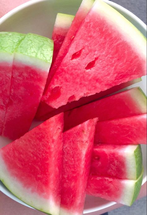 Smoothies Watermelon, Freeze Watermelon, Watermelon Desserts, Freezing Watermelon, Aesthetic Watermelon, Watermelon Mocktail, Watermelon Smoothie Recipe, Watermelon Aesthetic, Salad Watermelon