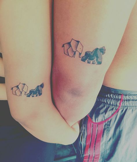 Tatuaje gorila y elefante. Tatu de pareja Gorilla Family Tattoo, Cute Gorilla Tattoo, Gorilla Tattoo For Women, Hand Print Tattoos, Gorilla Tattoo, Elephant Tattoo, Family Tattoos, Tattoo Sleeve, Skin Art