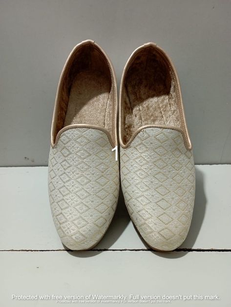 Pakistani Jutti, Modern Groom, Men's Wedding Shoes, Casual Frocks, Shoes Formal, Groom Shoes, Velvet Loafers, Patent Leather Loafers, Antique Wedding