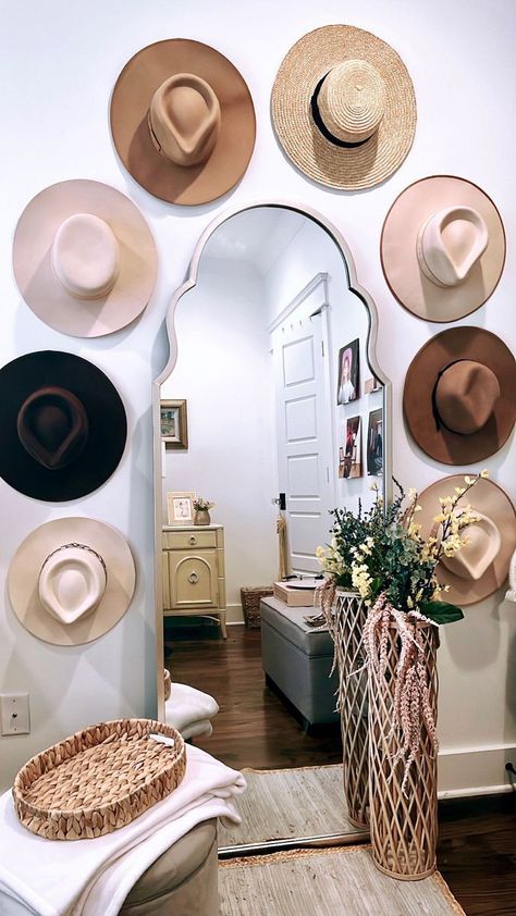 Western Bedroom Ideas White Furniture, Shabby Chic Western Bedroom, Nashville Living Room Decor, Western Hat Wall Display, Western Beauty Room, Cowgirl Dorm Room Ideas, Pink Western Home Decor, Modern Cowgirl Bedroom, Southern Living Room Ideas