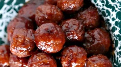 TANGY AND SWEET COCA-COLA MEATBALLS - Delish Grandma's Recipes Coca Cola Meatballs, Chipotle Meatballs, Seasoned Bread, Tasty Meatballs, Facebook Recipes, Seasoned Bread Crumbs, Meatballs Recipe, Oven Dishes, Appetizer Dips