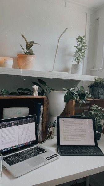 Law Student Desk Setup, Grad School Desk Setup, Law Student Desk, School Desk Setup, Student Desk Setup, Aesthetic Setup, Wfh Desk, Apartment Things, Cozy Desk