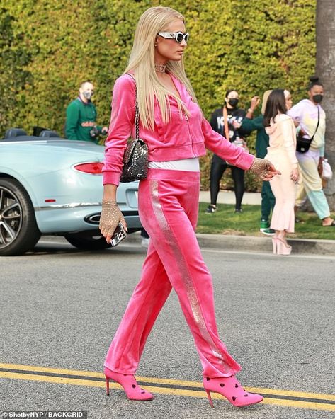 Paris Hilton and Saweetie sport Juicy Couture tracksuits for shoot Paris Hilton Juicy Couture Tracksuit, Paris Hilton 90s Style, Juicy Couture Halloween Costume, Paris Hilton 2000s Juicy Couture, Paris Hilton 2000s Tracksuit, Paris Hilton Juicy Tracksuit, Paris Hilton Pink Tracksuit, Paris Hilton Costume Halloween, Paris Hilton Iconic Outfits