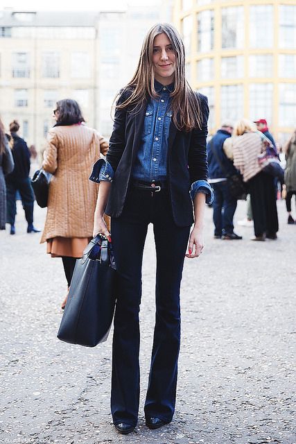 Outfits With Flares, Flare Jeans Outfit, Denim Street Style, Look Jean, Camisa Jeans, Mode Jeans, Spring Fashion Outfits, Cooler Look, Outfit Trends