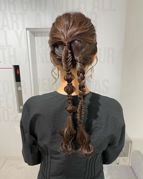 Pelo Editorial, Asymmetrical Hairstyles, Hair Instagram, Editorial Hair, Hair Arrange, A Ponytail, Long Brown Hair, Aesthetic Hair, Hair Dos