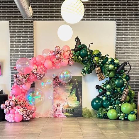 Wicked Birthday Party Ideas, Wicked Birthday Party, Emerald City Party, Wicked Party, Pancakes And Pajamas, Balloon Arches, Balloon Backdrop, 15th Birthday, Foto Ideas Instagram