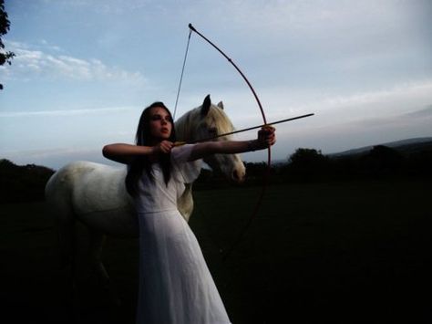 . Archery Aesthetic, Woman Archer, Horse Bow, Archery Girl, Bow And Arrow, Bow Arrows, Fantasy Aesthetic, Story Inspiration, Book Inspiration