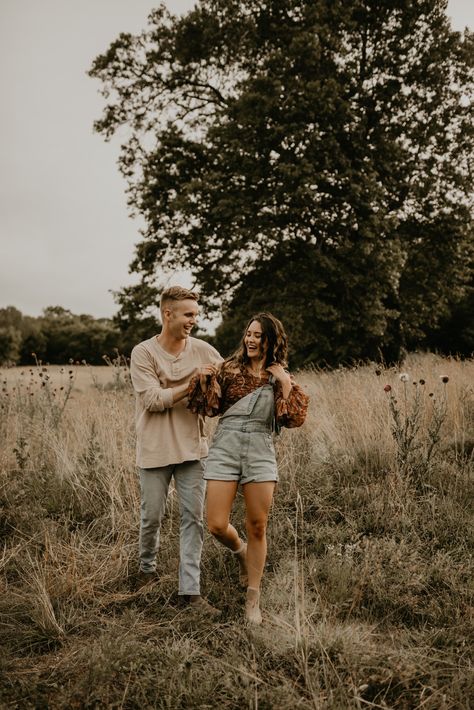 Engagement Photos Overalls, Neutral Couple Outfits Photo Ideas, Overalls Engagement Photos, Outfit Traveling, Garden Outfit, Spring Engagement Photos Outfits, Engagement Outfits Summer, Alyssa Marie, Golden Field