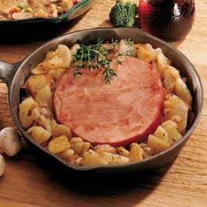 Ham Steak with Potatoes and Onions -- looks simple and tasty Hamsteak Recipes, What To Make With Ham, Dinner Ideas With Beef, Ham Steak Dinner, Steak With Potatoes, Dinner Ham, Ham Steak Recipes, Beef Ham, Ham Dishes