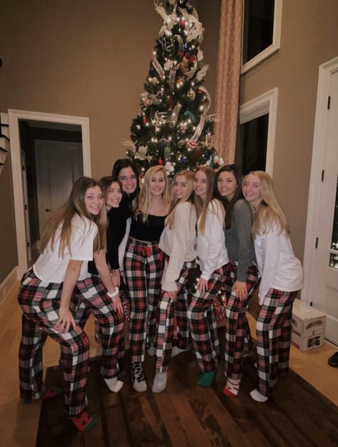 Matching Christmas Pjs Friend Group, Christmas Party Picture Ideas, Cute Christmas Pictures With Friends, Christmas Themed Sleepover, Halloween Party Vibes, Friend Group Christmas Pictures, Christmas Pics With Friends, Christmas With Friends Aesthetic, Christmas Sleepovers