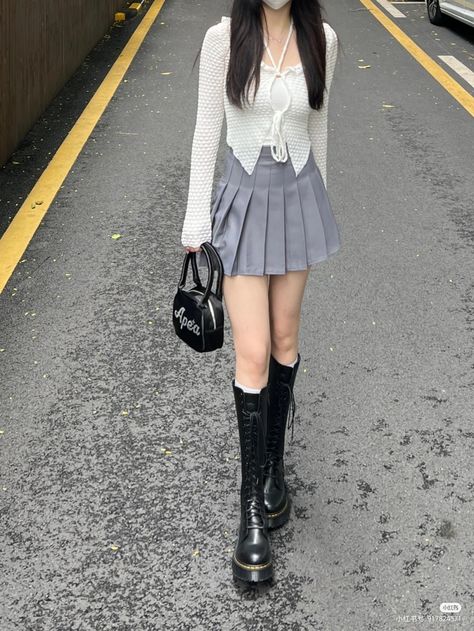 Grey Mini Skirt Outfit Aesthetic, Korean Outfits Mini Skirts, Gray Skirt Outfit Korean, Korean Fashion Mini Skirt, Grey Miniskirt Outfits, Acubi Skirt Outfit Ideas, Grey Skirt Outfit Korean, Grey Skirt Street Style, Acubi Grey Skirt