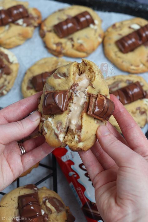 Kinder Bueno Cookies! - Jane's Patisserie Kinder Cookies Recipe, Bueno Cookies, Kinder Bueno Recipes, Kids Baking Ideas, Bueno Recipes, Cookies Stuffed, Janes Patisserie, Delicious Christmas Desserts, Filled Cookies