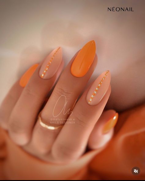 Orange Fall Almond Nails, Almond Gel Nails Ideas Fall, Fall Nails For Dark Skin Tone, Orange Matte Nails Design, Orange Thanksgiving Nails, Orange Almond Nails Designs, Almond Orange Nails, Mustard Yellow Nails Designs, Almond Nails Orange