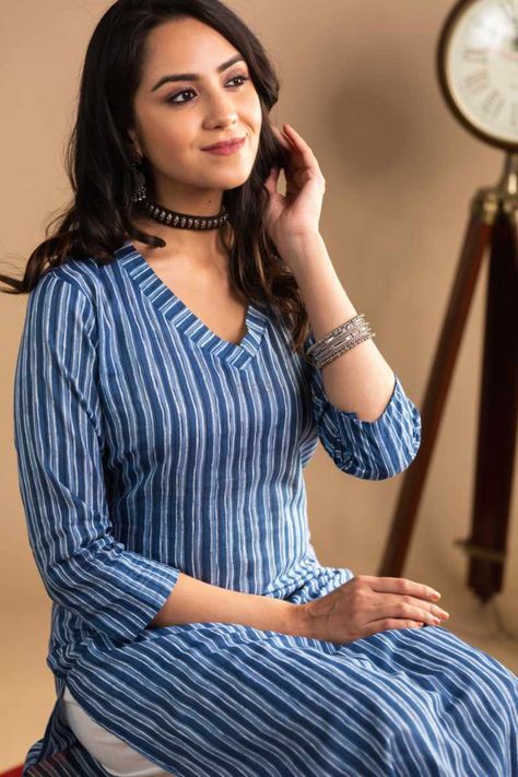 Simple Straight Kurti Designs Cotton, V Neck Straight Kurti, Casual Kurtas Women, V Neck Cotton Kurti, Cotton Straight Kurti Designs, Stright Kurties Designs Latest, Straight Kurta Designs, V Neck Designs For Kurtis, Strips Kurti Design