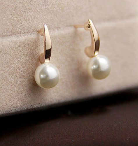 Cute Small Jewelry, Small Pearl Earrings, Drop Earrings Wedding, Outfit Tips, Dior Earrings, Female Jewelry, Vintage Outfit, Bangles Jewelry Designs, Jewelry Pearl